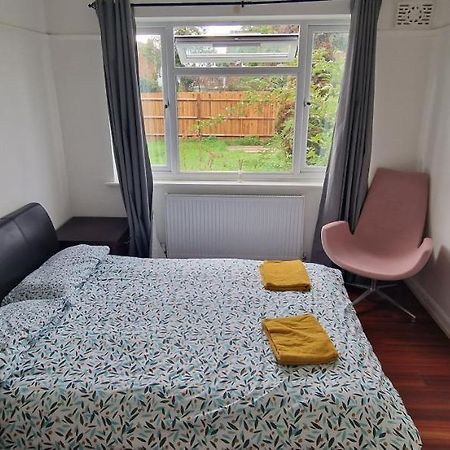 Ritzs Place Northolt  Bagian luar foto