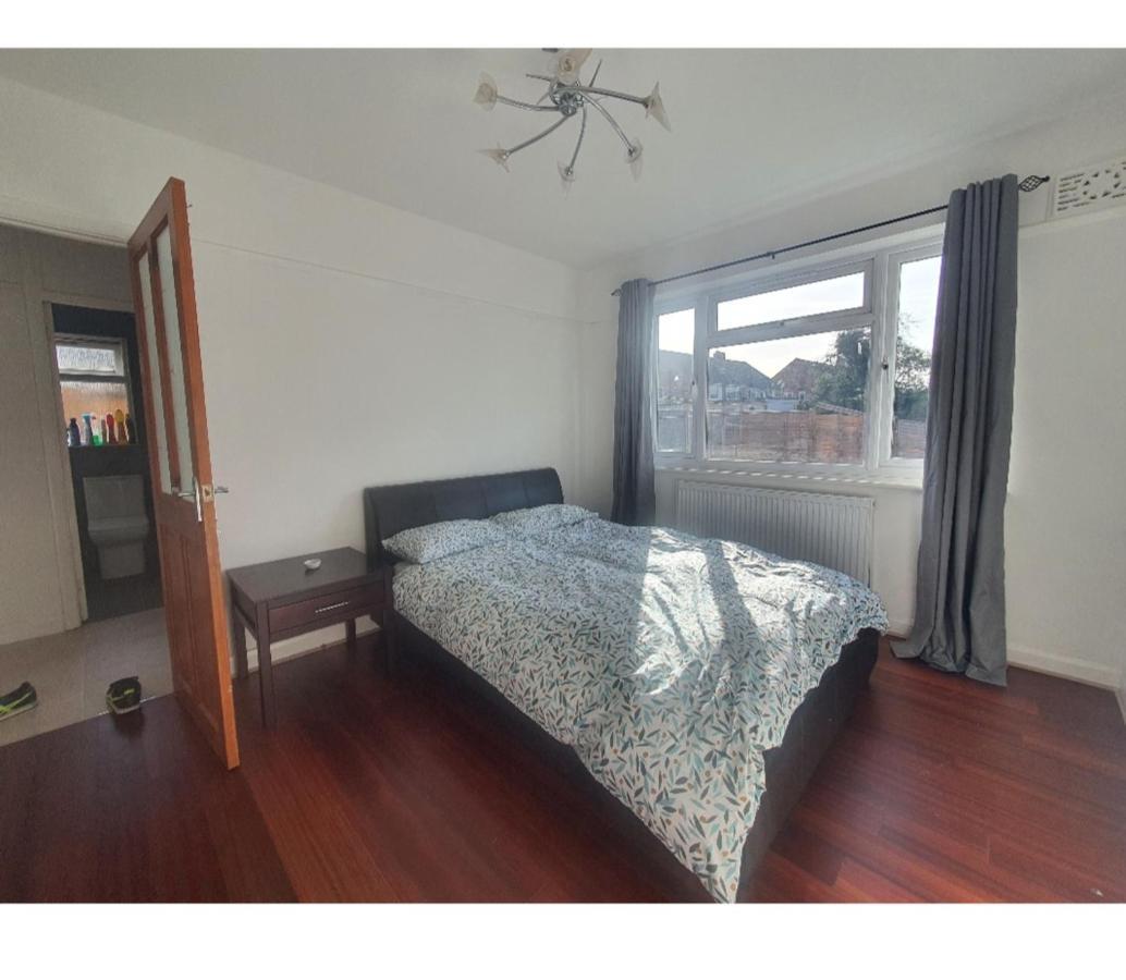 Ritzs Place Northolt  Bagian luar foto