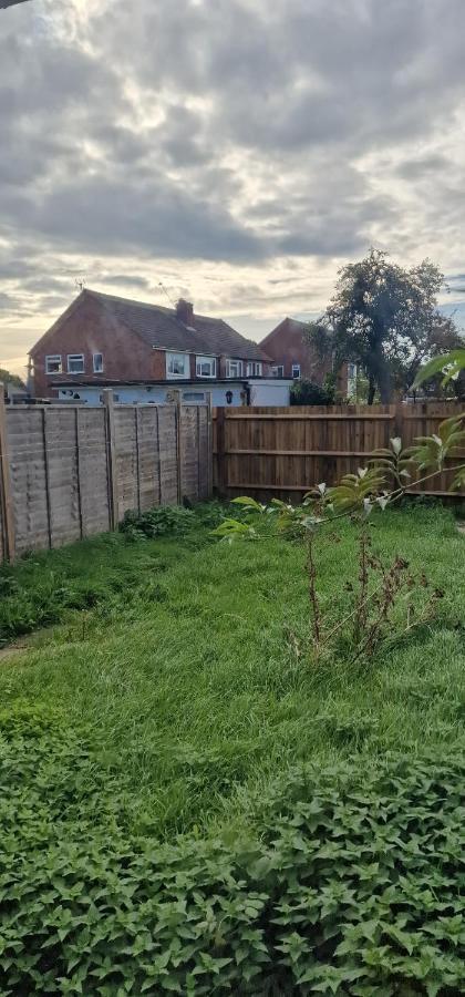 Ritzs Place Northolt  Bagian luar foto
