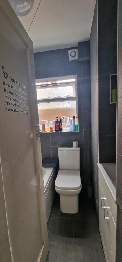 Ritzs Place Northolt  Bagian luar foto