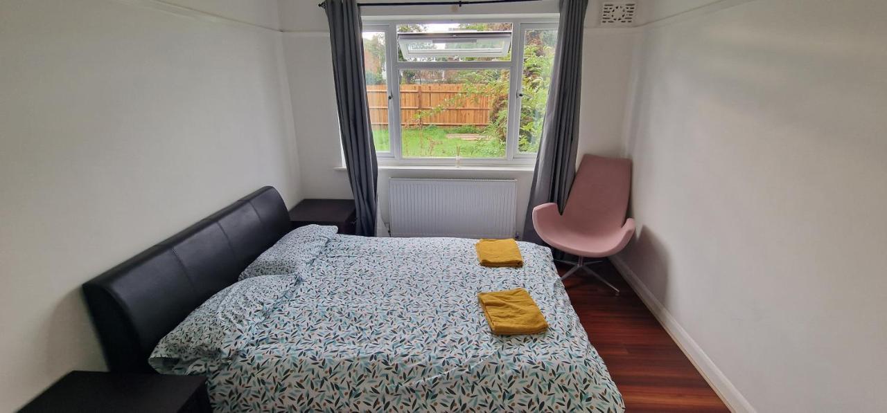 Ritzs Place Northolt  Bagian luar foto