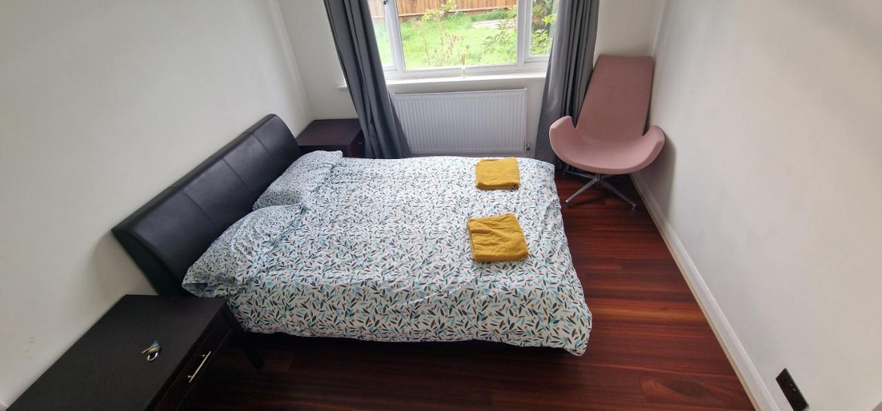 Ritzs Place Northolt  Bagian luar foto
