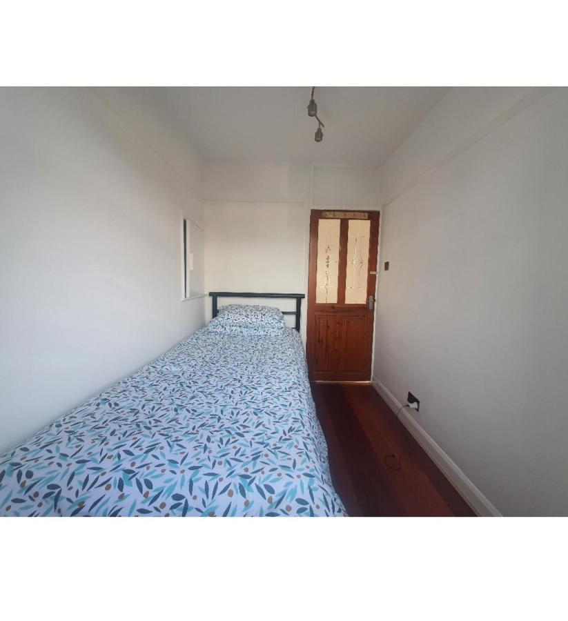 Ritzs Place Northolt  Bagian luar foto