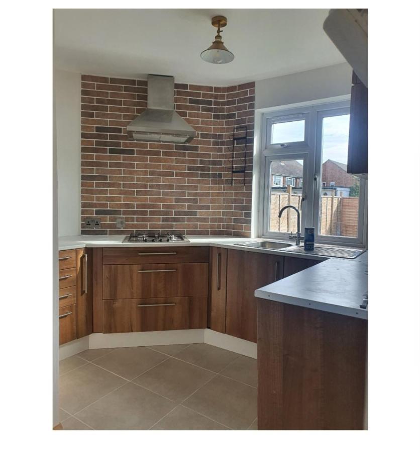 Ritzs Place Northolt  Bagian luar foto